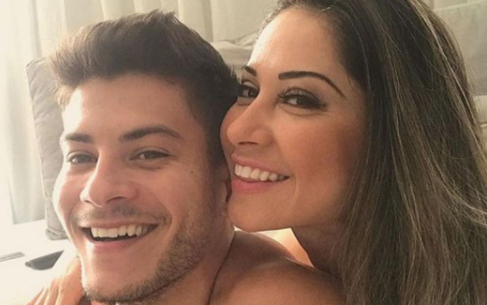 O ex-casal Arthur Aguiar e Mayra Cardi em foto publicada no Instagram