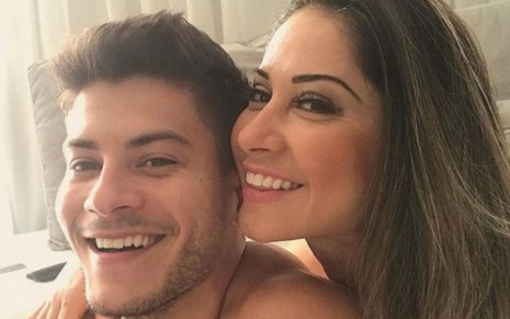 Arthur Aguiar e Mayra Cardi sorriem em foto publicada no Instagram