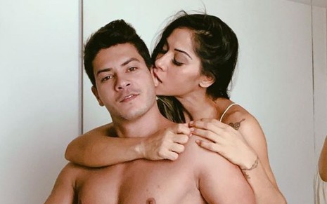 Foto do ator Arthur Aguiar sendo abraçado por trás pela blogueira fitness Mayra Cardi