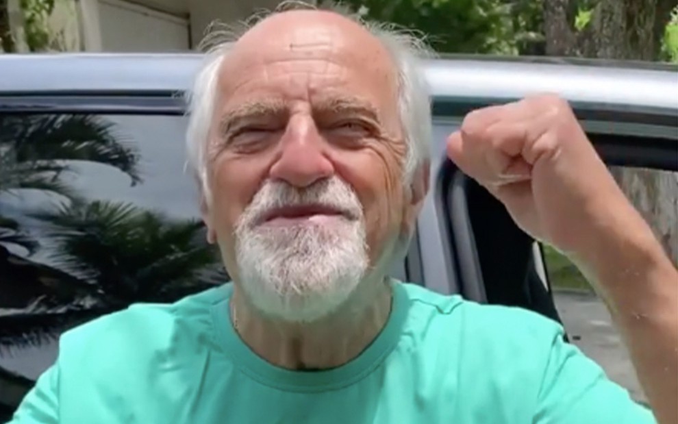 Ary Fontoura em vídeo publicado no Instagram: de camiseta verde, ator sorri e levanta um dos braços em sinal de vitória