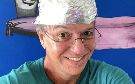 O diretor J.B. Oliveira, o Boninho, em foto publicada no Instagram em que aparece com papel alumínio na cabeça