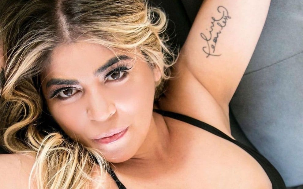 A ex-garota de programa Bruna Surfistinha/Raquel Pacheco olha séria em foto publicada no Instagram
