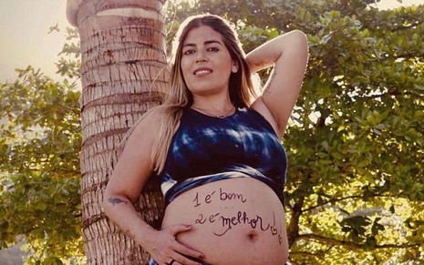 Foto de Raquel Pacheco, a Bruna Surfistinha, mostrando sua barriga grávida de gêmeas em foto publicada no Instagram