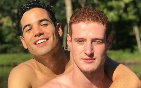 Foto do ator e cantor Bruno Gadiol (à esquerda) abraçado ao namorado Murilo Pinto (à direita) 