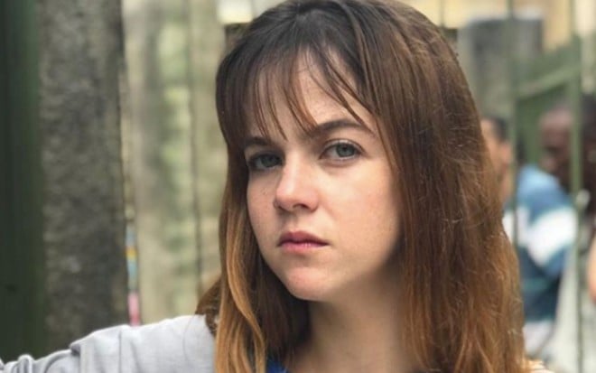 A atriz Cacá Ottoni em foto publicada no Instagram em que aparece caracterizada como a personagem Joana da novela Amor de Mãe, da Globo