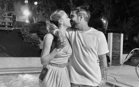 O casal de atores Grazi Massafera e Caio Castro se beijam em foto publicada no Instagram