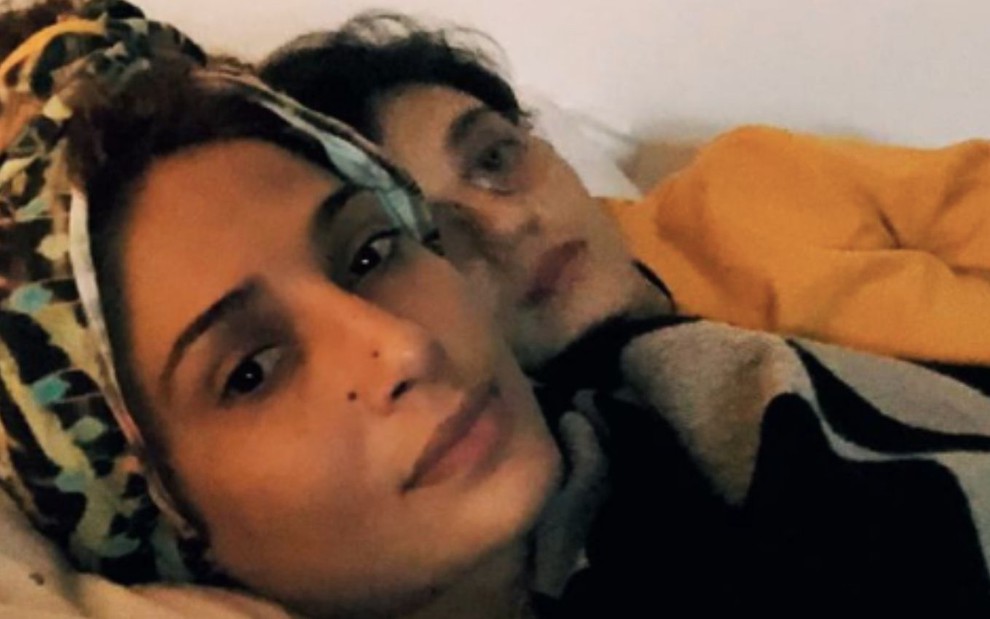 A atriz Camila Pitanga abraçada com a artesã Beatriz Coelho em foto publicada no Instagram em setembro deste ano