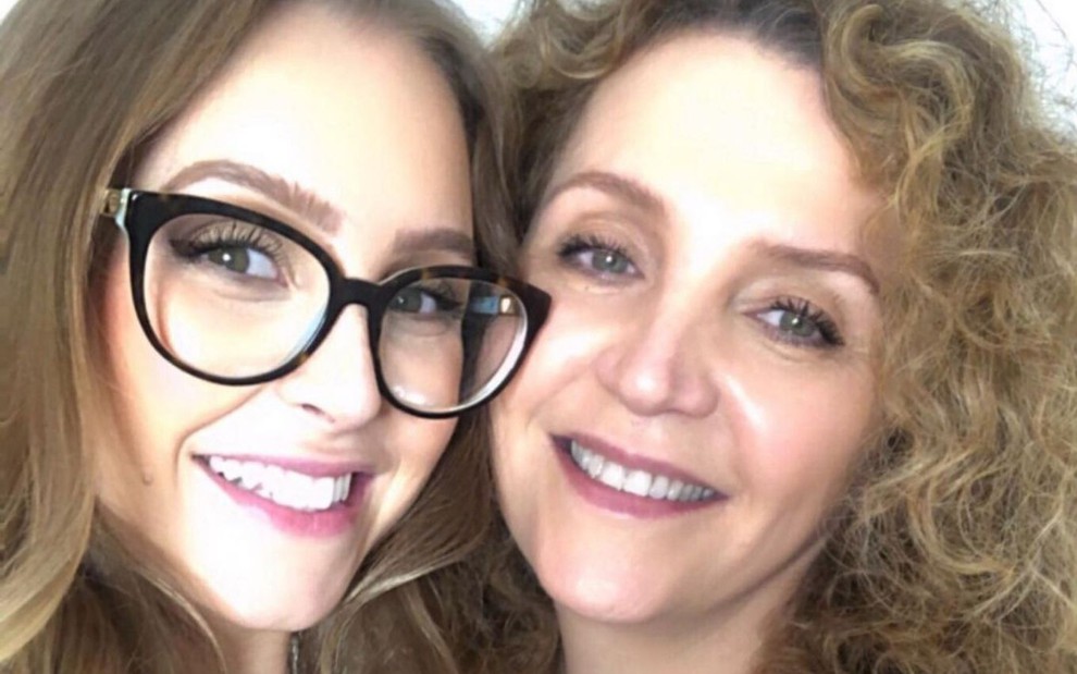 Foto da atriz Carla Diaz (à esquerda) com a mãe, Mara Diaz, em post no Instagram; as duas sorriem abraçadas