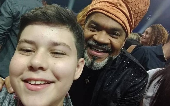 Selfie do cantor Tuca Almeida com o cantor e jurado do The Voice Kids Carlinhos Brown