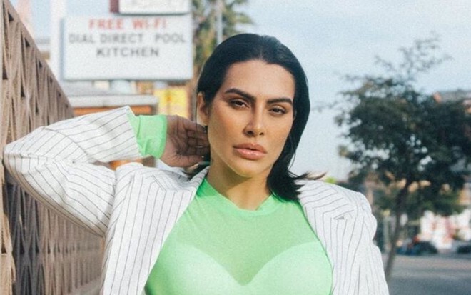 A atriz Cleo Pires em foto publicada no Instagram em que aparece posando em frente ao letreiro de um motel