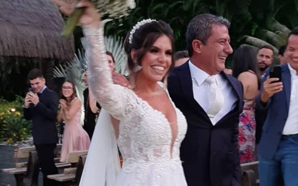 A empreendedora Cybelle Herminio Costa e Tom Veiga, intérprete de Louro José, após se casarem no fim de semana no Rio de Janeiro; foto publicada nas redes sociais