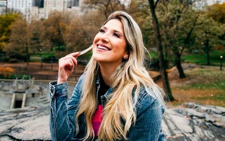 Dani Calabresa em foto publicada no Instagram: com os cabelos soltos, a atriz está de jaqueta azul escura e olha de lado para o horizonte sorrindo