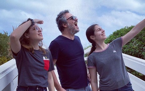 Foto do ator Danton Mello (ao centro) ao lado das filhas Luisa (à esquerda) e Alice (à direita); registro publicado no Instagram