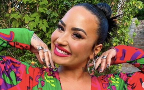A cantora Demi Lovato em foto publicada no Instagram em que aparece sorrindo e vestindo uma roupa colorida