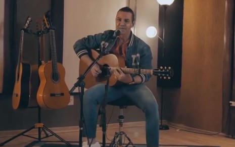 Sentado, Eduardo Costa toca violão e canta em vídeo que foi publicado em seu perfil no Instagram 