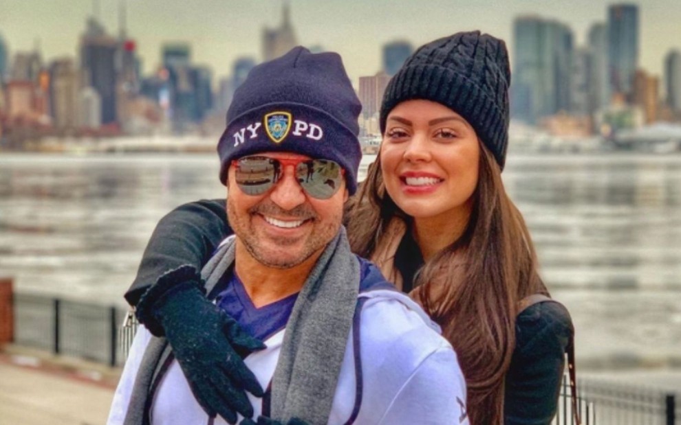 Foto do ex-casal Eduardo Costa e Victória Villarim abraçados; eles usam gorro e estão em uma paisagem de Nova York, nos Estados Unidos