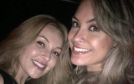 Foto de Ellen Peters com Sarah Andrade em que elas aparecem sorrindo no registro publicado no Instagram