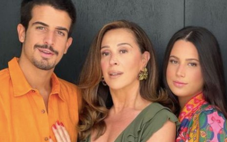 Foto da atriz Claudia Raia (ao centro) com seus filhos, Enzo Celulari e Sophia Raia, em foto publicada no Instagram