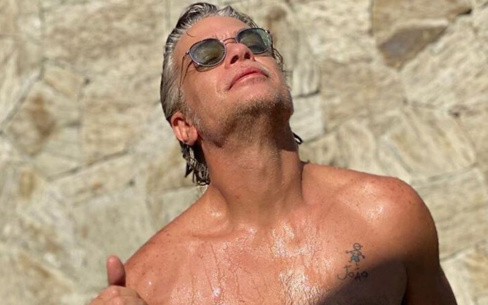 O ator Fabio Assunção sem camisa em foto publicada no Instagram