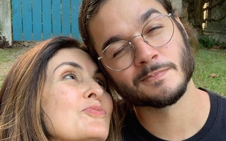 A apresentadora Fátima Bernardes com o namorado, o deputado federal Tútio Gadêlha, em foto publicada nas redes sociais