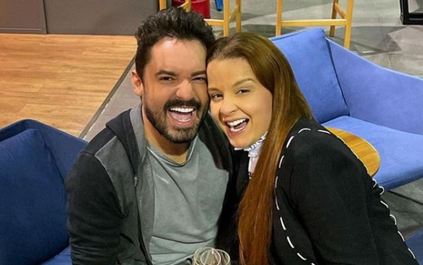 O casal de cantores Fernando Zor e Maiara em foto publicada no Instagram