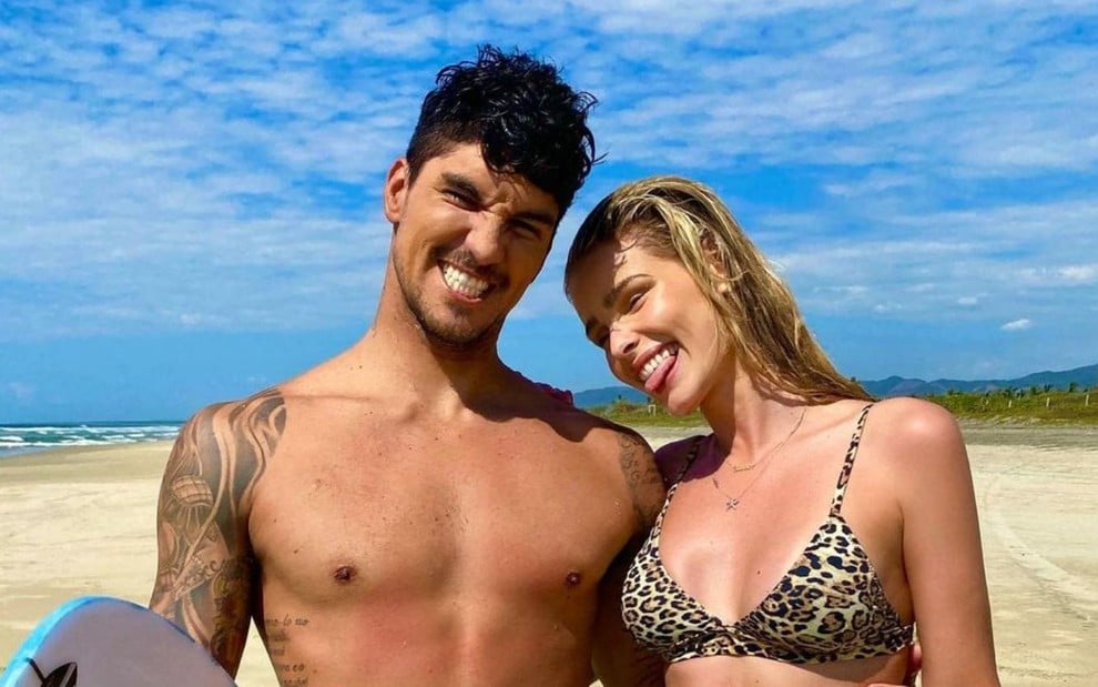 O casal Gabriel Medina e Yasmin Brunet sorri abraçado em foto publicada no Instagram