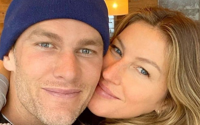 O casal Tom Brady e Gisele Bündchen se abraça em foto publicada no Instagram