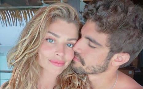 O casal de atores Grazi Massafera e Caio Castro se beijam em foto publicada no Instagram