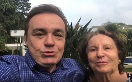 Print de vídeo em que o apresentador Gugu Liberato aparece com Maria do Céu, sua mãe; registro publicado nas redes sociais em 2019 