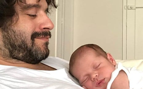 O ator Guilherme Winter com o filho Pedro, de dois meses, em foto publicada no Instagram