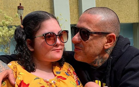 O chef de cozinha e apresentador Henrique Fogaça posa abraçado com a filha Olívia em foto publicada no Instagram