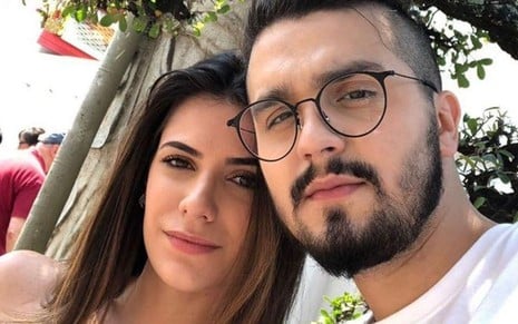 A designer de moda Jade Magalhães com o noivo, o cantor Luan Santana, em foto publicada no Instagram