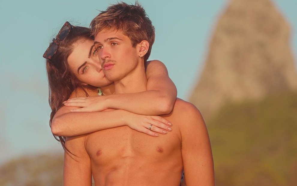 Jade Picon abraçado ao namorado João Guilherme; os dois estão na praia