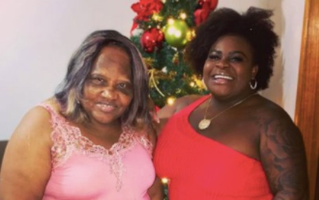A avó de Jojo Todynho Rita Menezes e Jojo Todynho sorriem em foto publicada no Instagram