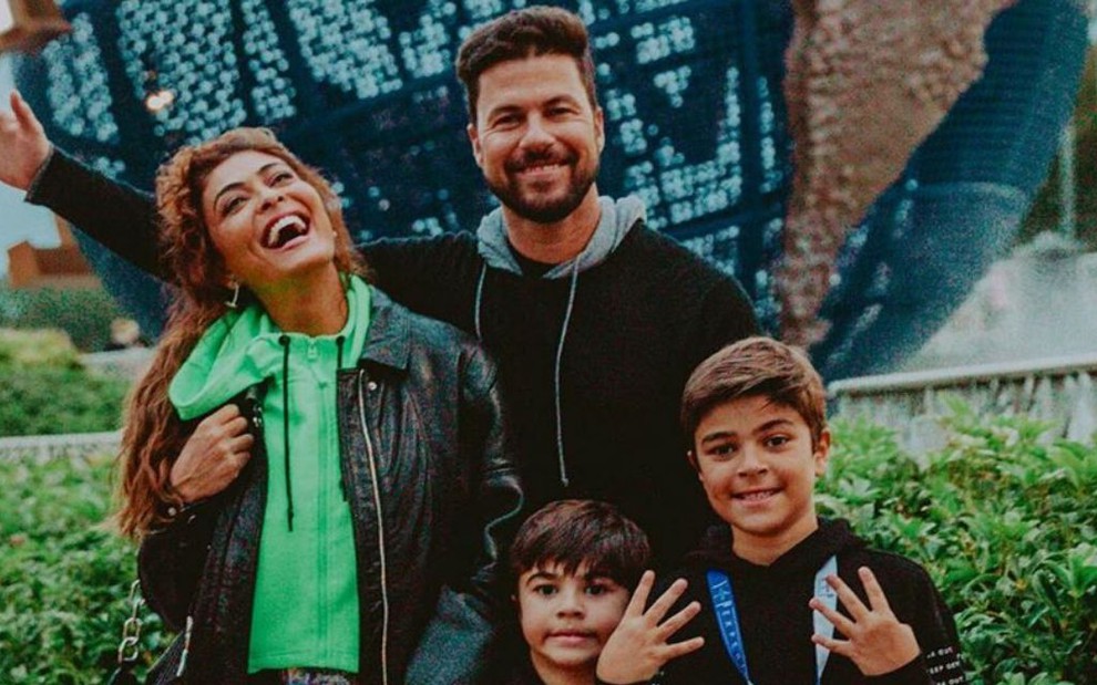 Foto da atriz Juliana Paes com o marido Dudu Baptista, e os dois filhos Pedro e Antônio