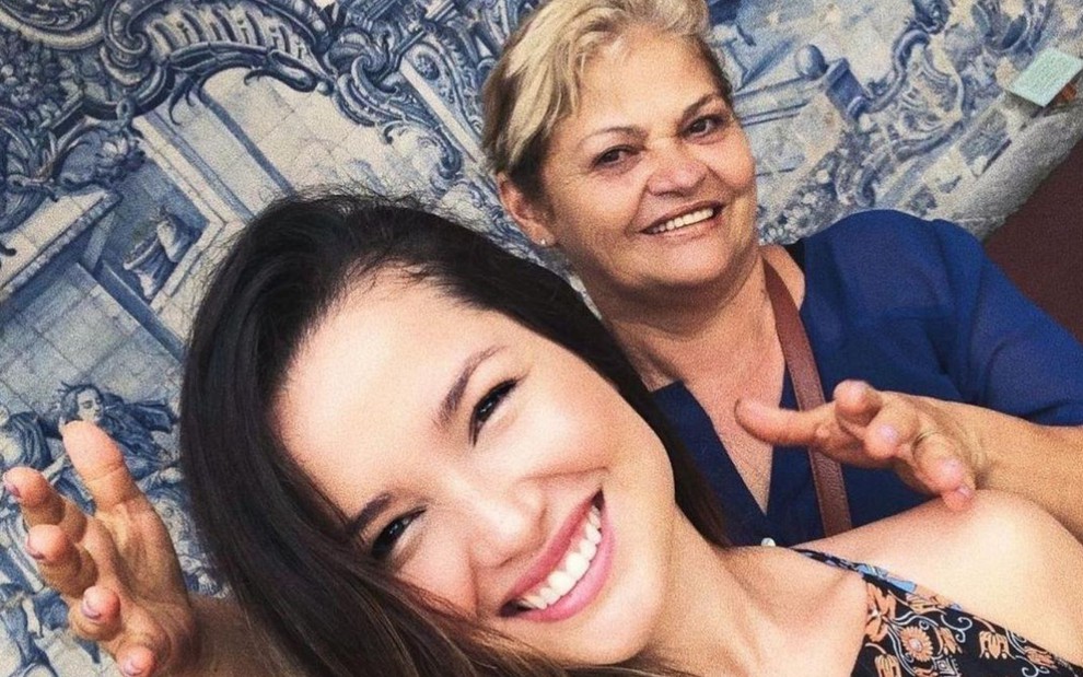 A participante do BBB21 Juliette Freire (frente) com a mãe, Fátima Freire (ao fundo), em foto publicada no Instagram