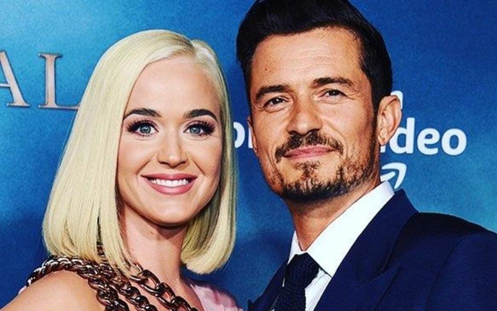 A cantora Katy Perry posa ao lado do noivo, o ator Orlando Bloom, em foto publicada nas redes sociais