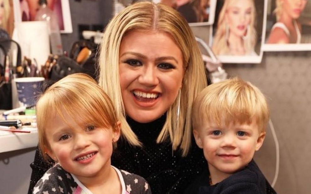 A cantora Kelly Clarkson com os filhos River (à esq.) e Remington (à dir.)