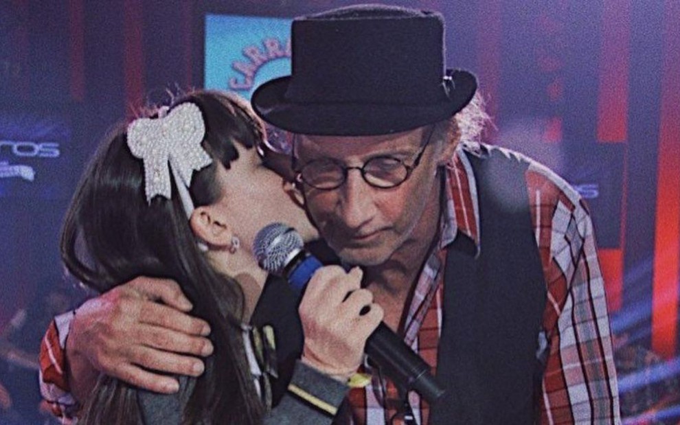 Foto com a atriz e cantora Larissa Manoela beijando o produtor musical Arnaldo Saccomani no rosto em registro antigo