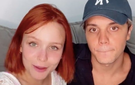 O casal de atores Larissa Manoela e Leo Cidade em vídeo publicado no Instagram