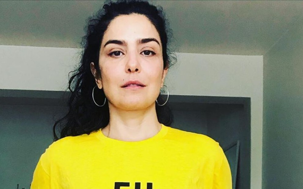 A atriz Leticia Sabatella em foto publicada no Instagram, em que aparece vestida com camiseta amarela