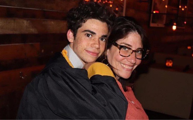 Foto do ator Cameron Boyce abraçado com sua mãe, Libby Boyce