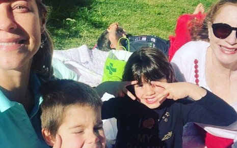 A atriz e apresentadora Luana Piovani em foto publicado no Instagram em que aparece com os três filhos e a mãe, Francis Piovani
