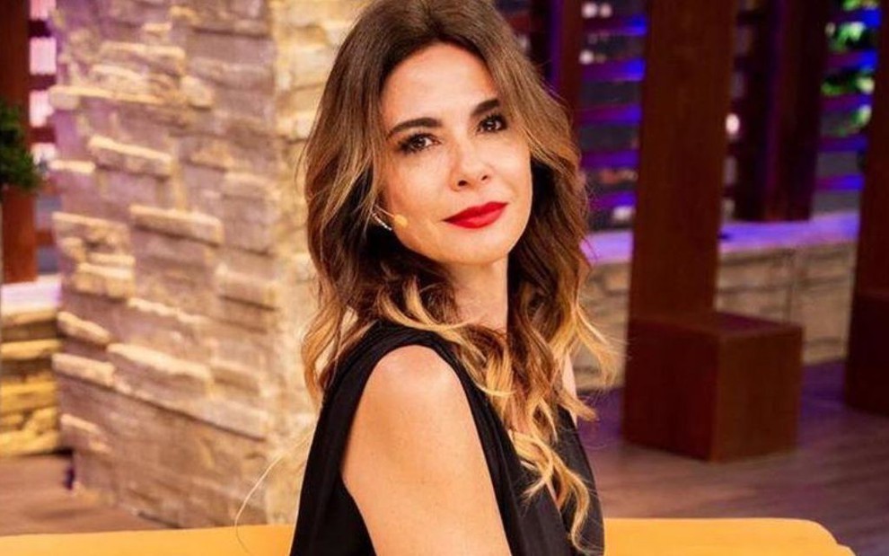 A apresentadora Luciana Gimenez em foto publicada em suas redes sociais em que aparece no cenário de seu programa Luciana by Night, da RedeTV!