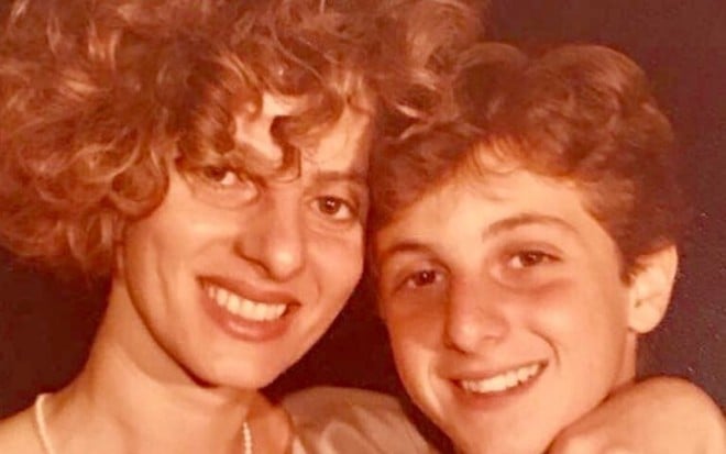 Foto antiga de Marta Dora Grostein Huck com Luciano Huck; registro compartilhado nas redes sociais