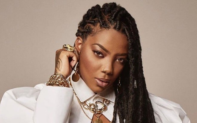 Imagem de Ludmilla com o cabelo trançado, solto e uma camisa branca