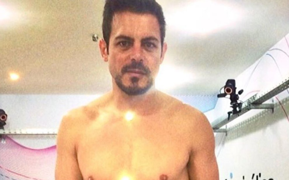 O ator Luigi Baricelli suado e sem camisa em uma clínima médica em foto publicada no Instagram