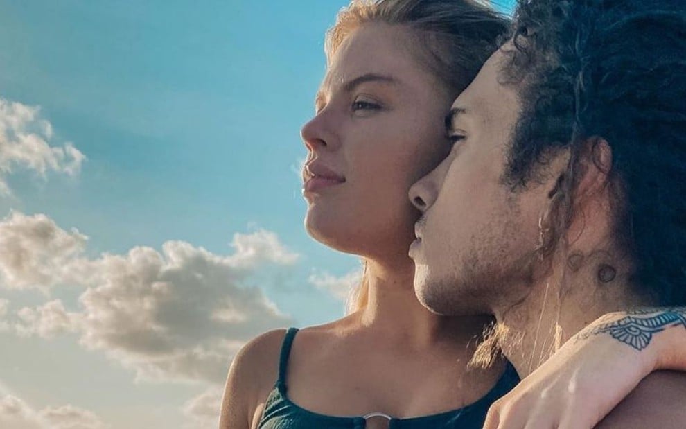 Foto do casal de cantores Luísa Sonza e Vitão abraçados