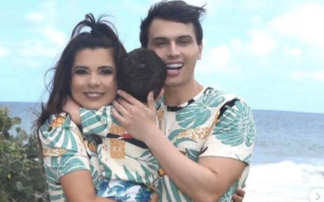 Foto de Mara Maravilha segurando o filho Benjamin junto com o noivo, Gabriel Torres; todos se vestem igual, com roupas floridas em foto publicada no Instagram