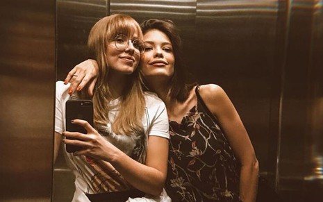 As atrizes e namoradas Marcella Rica (à esquerda) e Vitória Strada (à direita) em foto publicada nas redes sociais